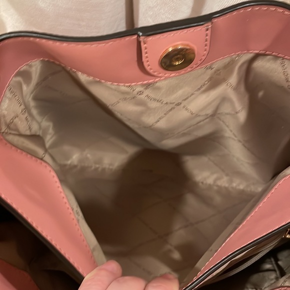 Michael Kors Trisha Large Pebbled Leather Shoulder Bag - Picture 7 of 17